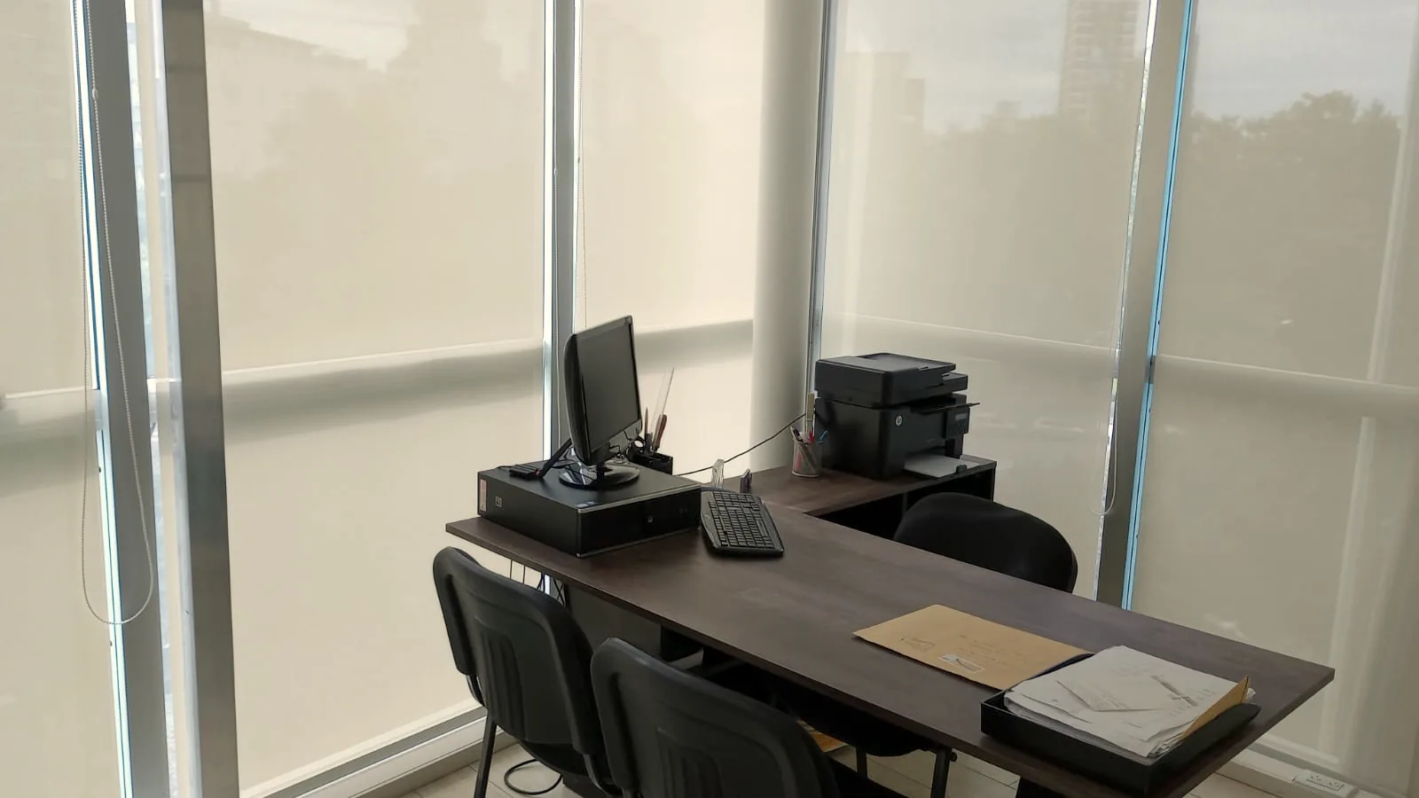 Despacho del estudio en Diagonal Pueyrredón 2970, piso 3, Mar del Plata, con ventanales a la calle