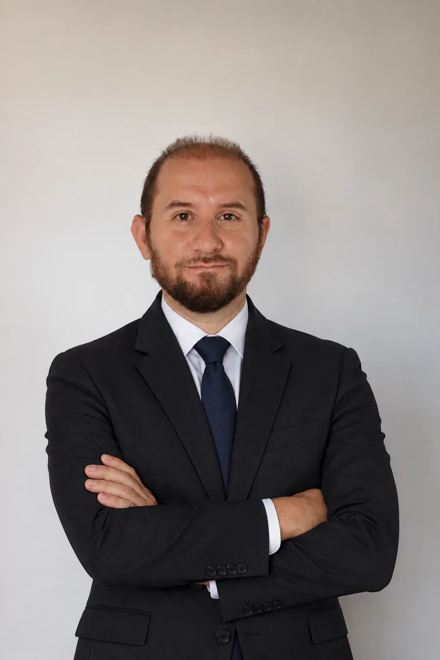 Retrato del Dr. Federico Robledo, de traje y con los brazos cruzados